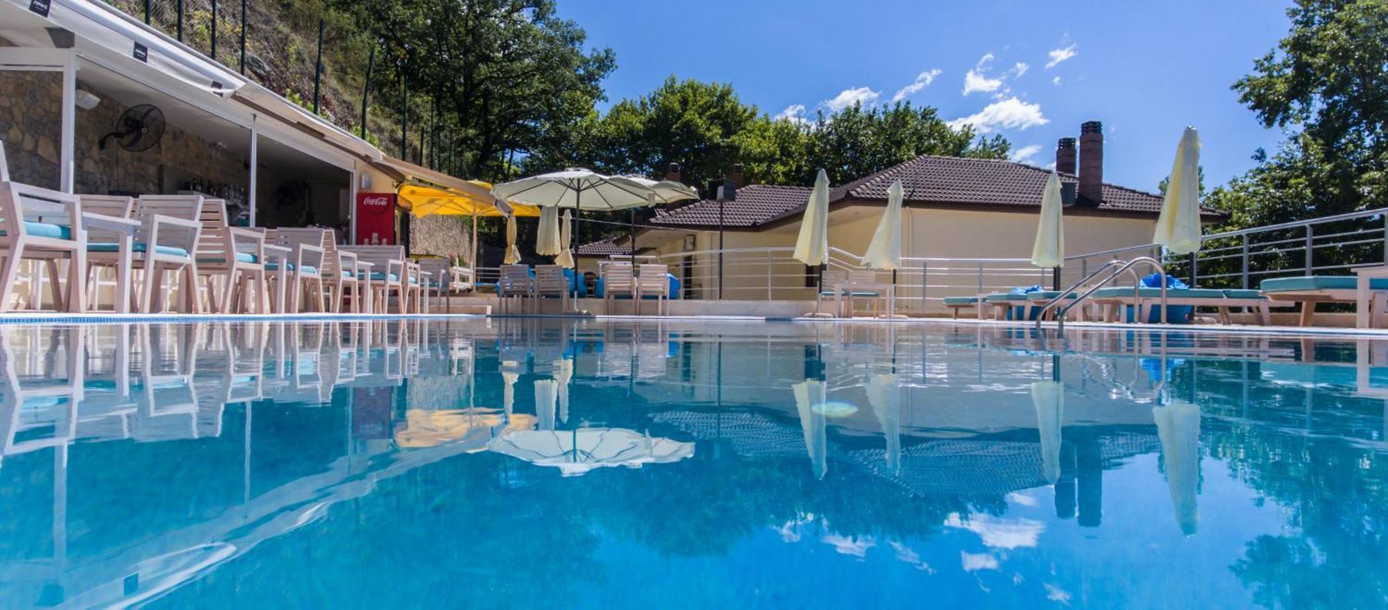 Nymfes Hotel Káto Loutrákion 외부 사진